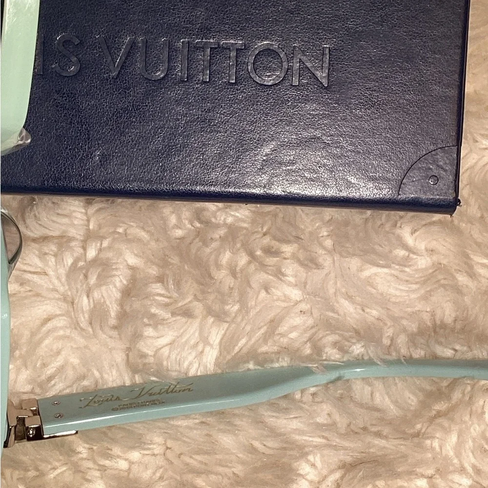 Louis Vuitton women’s  green plastic sunglasses